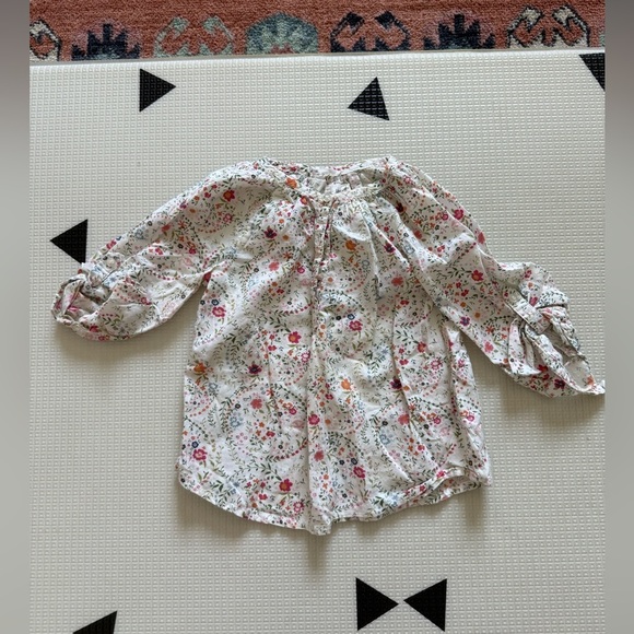H & M|Baby girl cotton white long sleeve top in ditsy floral print•••12-18 month - Picture 1 of 4